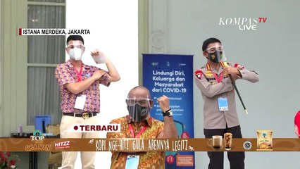 Sambil Tunjukkan Lengan, Presiden Jokowi dan Penerima Vaksin Lainnya Foto Bersama
