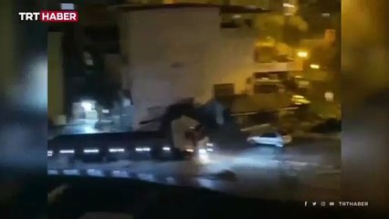 İzmir'de sağanak: Bir vatandaş sele kapıldı