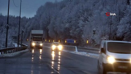 Bolu Dağı’nda Kısa Süren Kar Yağışı Yeşil Alanları Karla Kapladı
