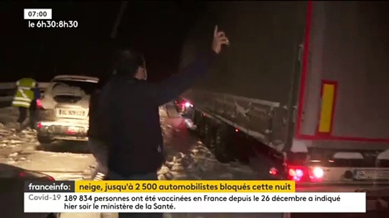 Ain : Les images de ces centaines d'automobilistes qui ont passé la nuit bloqués sur lA40 en raison d'importantes chutes de neige à hauteur du viaduc de Bellegarde-sur-Valserine