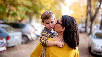 Une maman arretée par la police après avoir envoyé sa fille de 3 ans à l'école seule en VTC