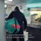 Pour la promotion de "Lupin", l’acteur Omar Sy descend dans le métro parisien pour coller incognito des affiches de la série diffusée sur Netflix - VIDEO