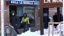 Ana Rosa Quintana sale a pasear por la nieve de Madrid tras acabar el trabajo