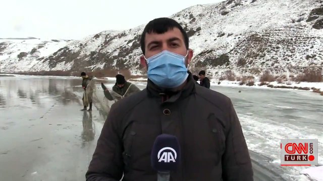 Donmuş nehirde balık avı | Video