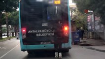 Otobüsün arkasına takılan patenli genç şoförün elinden zor kurtuldu