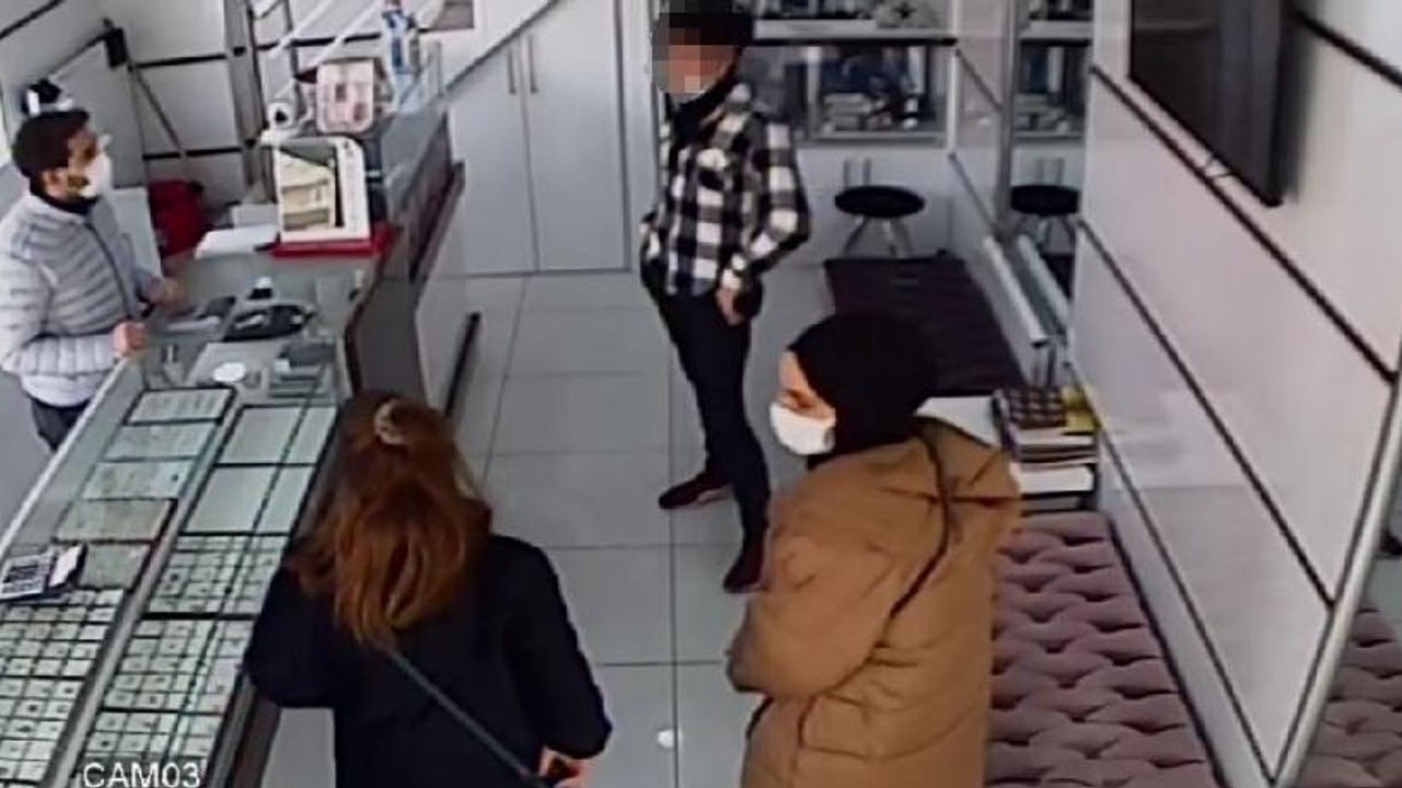 Sahte altınları ev hanımları aracılığıyla piyasaya sürdüler