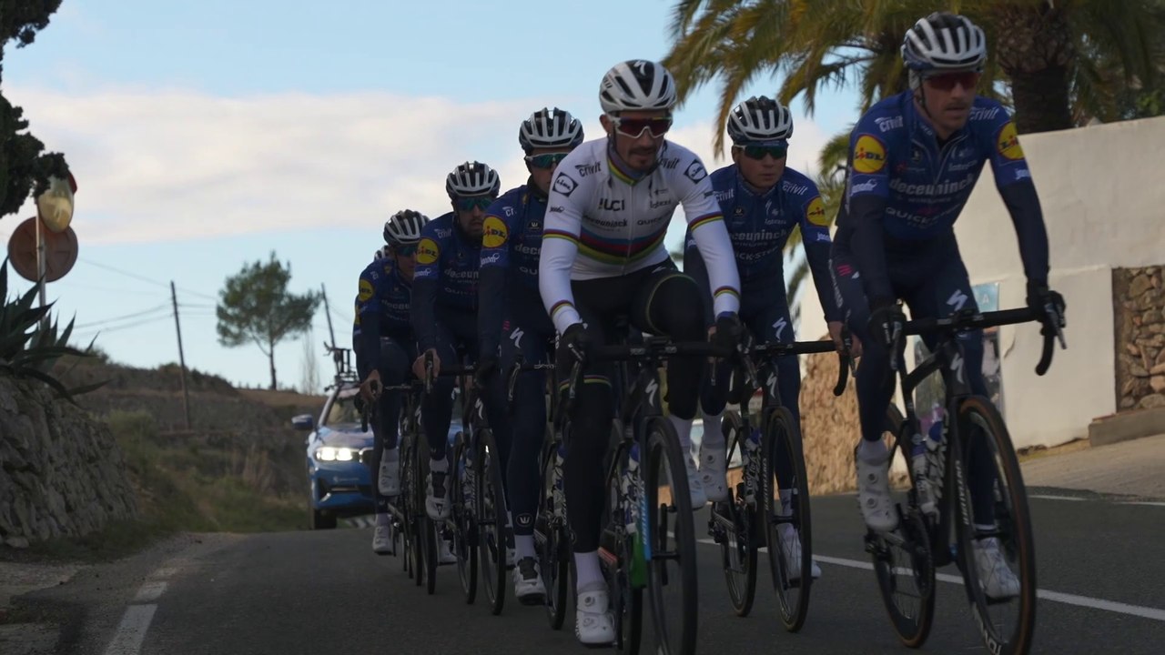 Le Mag - Julian Alaphilippe à l'entrainement et en stage avec son équipe Deceuninck – Quick-Step Team