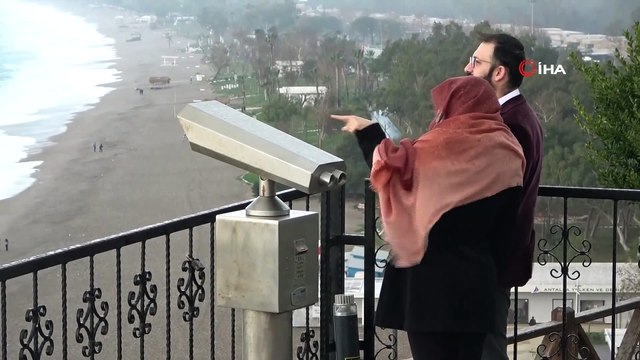 Dev Dalgaların Dövdüğü Konyaaltı Sahili, Beyaza Büründü