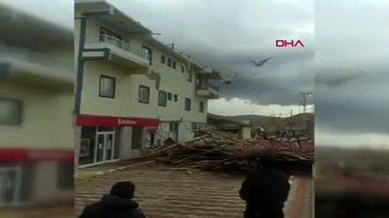Şiddetli fırtına Otlukbeli'nde çatıları uçurdu