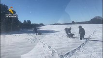 Tres personas aisladas por la nieve son rescatadas por un helicóptero de la Guardia Civil