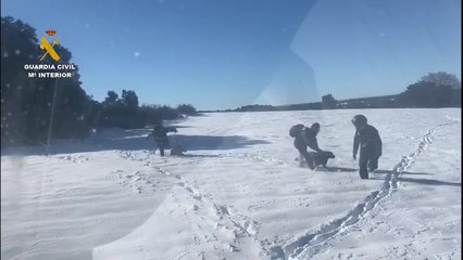 Tres personas aisladas por la nieve son rescatadas por un helicóptero de la Guardia Civil