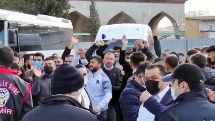 AKP Gençlik örgütünden, Menemen Belediyesi önünde tekbir ve sloganlarla sevinç gösterisi