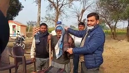 पशुआश्रय केंद्र पर पशुओं की देख रेख में लगे तीमारदारों को बीडीओ ने दिए गर्म कम्बल