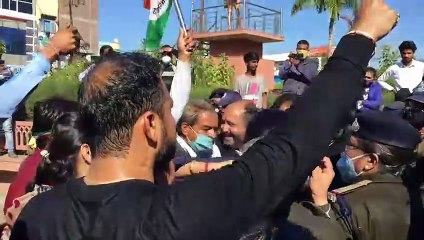 महिला कांग्रेस ने गांधी चौराहे पर प्रभावी प्रदर्शन किया