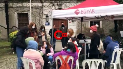 Boğaziçi öğrencilerine destek geldi!  Rektörlük binasına arkalarını dönüp türküyle seslendiler
