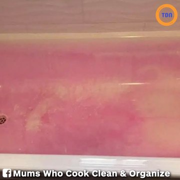 Après avoir utilisé une boule de parfum dans son bain, sa baignoire a viré rose vif