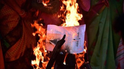 Farmers burn copies of Centre's farm laws at protest sites across India