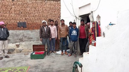 चोरों ने दो घरों को अपना निशाना बनाया