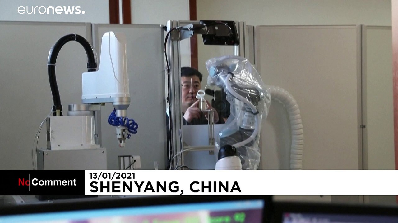 China: Roboter macht Test-Abstriche