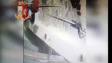 Nardì (LE) - Sfascia distributore marijuana e minaccia poliziotti con machete arrestato (13.01.21)