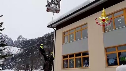 Claut (PN) - Vigili del Fuoco rimuovono neve dai tetti (13.01.21)