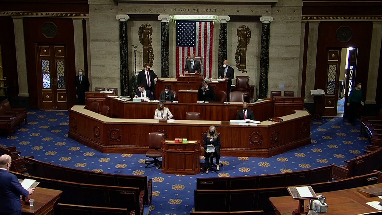 Ξεκίνησε στη Βουλή των Αντιπροσώπων η συζήτηση για την αποπομπή Τραμπ