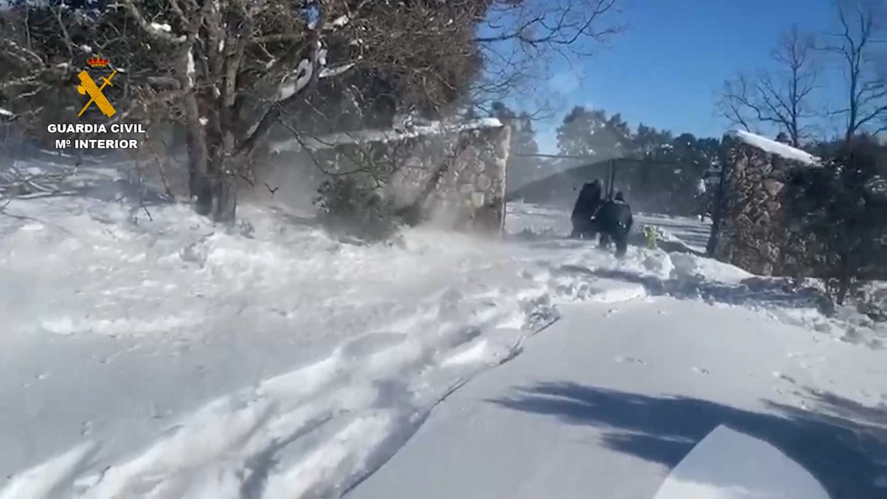 Helicóptero de la Guardia Civil auxilia a tres personas aisladas en Budia