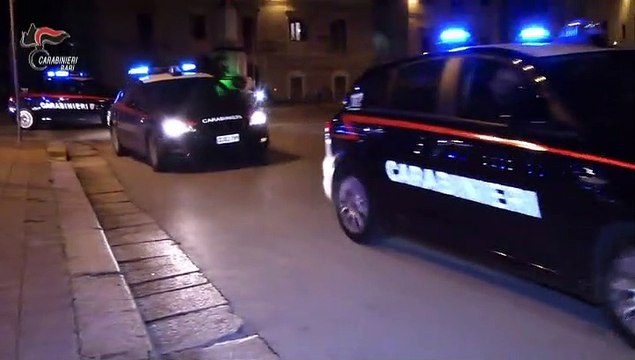 Puglia: pretendevano soldi picchiando la famiglia di un imprenditore nel barese. Arrestati giovani criminali agivano con metodo mafioso - VIDEO