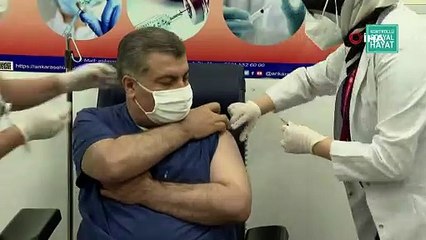 Sağlık Bakanı Koca, koronavirüse karşı ilk aşıyı yaptırdı
