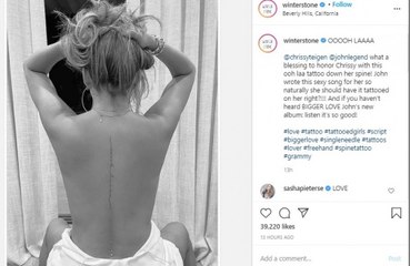 Video herunterladen: Chrissy Teigen hat sich einen Songtext von John Legend auf den Rücken tätowieren lassen.  Chrissy besuchte den Tattoo-Künstler Winter Stone, um sich den Titel ‘Ooh Laa’ auf den Rücken stechen zu lassen, und dokumentierte den Vorgang in einem Video, das