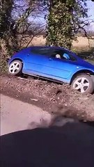 Un automobiliste se moque d'un autre qui a fait une sortie de route... "Pourquoi tu es garé là..."