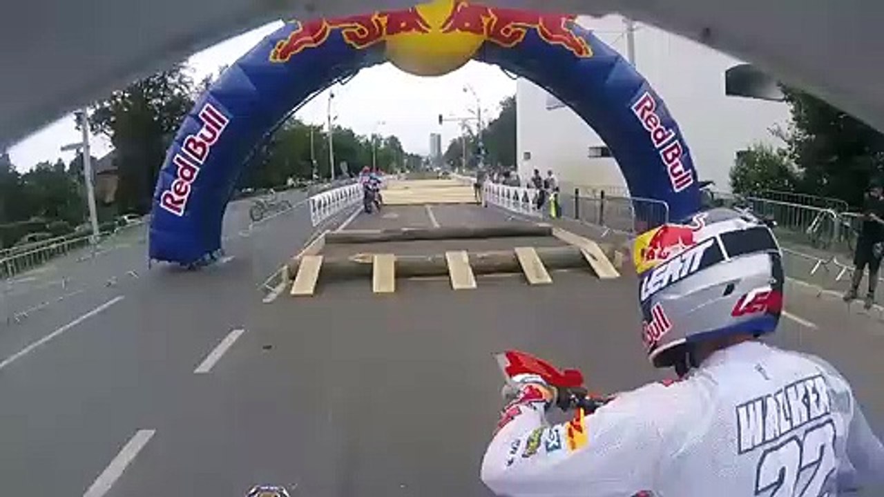 Ce motard part en dernier et remonte tout le monde pendant une course d’obstacles en motocross