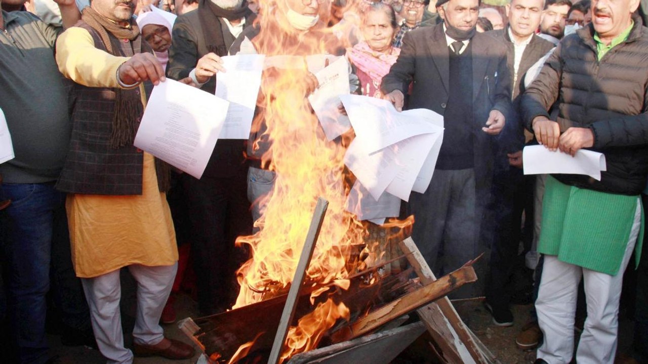 Protesting farmers burn copies of Centre's farm laws