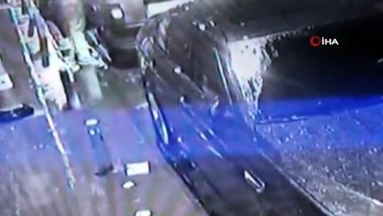 Esenler’de lüks araç vatandaşların gözü önünde böyle soyuldu