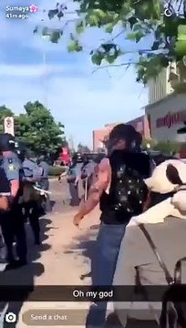 Amerikan polisini görünce kamet getirip ters takla attı