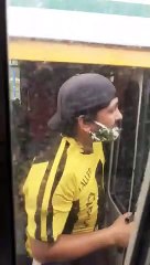 La peligrosa persecución y agresión de un chofer para detener a un micro y obligarlo a parar