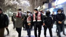 Sivas Valisi ve Belediye Başkanı tarihi kent meydanında kar küredi