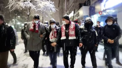 Sivas Valisi ve Belediye Başkanı tarihi kent meydanında kar küredi