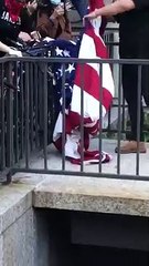 Amerikan bayrağını nehre attılar
