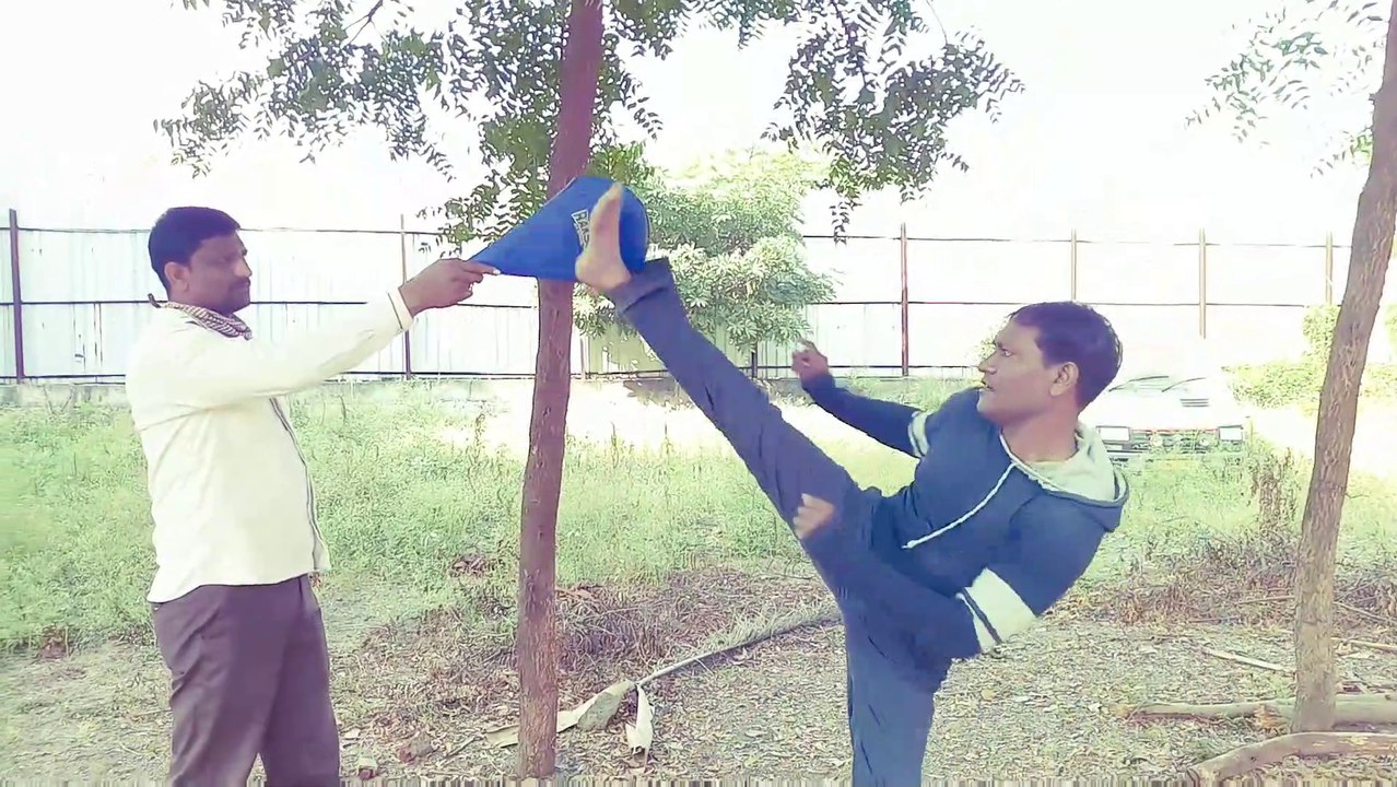 कराटे की डबल किक को मारना शिखिय। Karate double kick tutorial