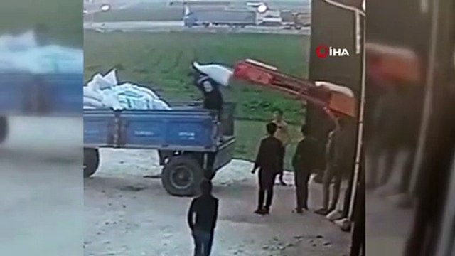 Bir anlık dikkatsizliği faciaya neden olacaktı...50 kiloluk gübre torbası çiftçinin üzerine böyle düştü