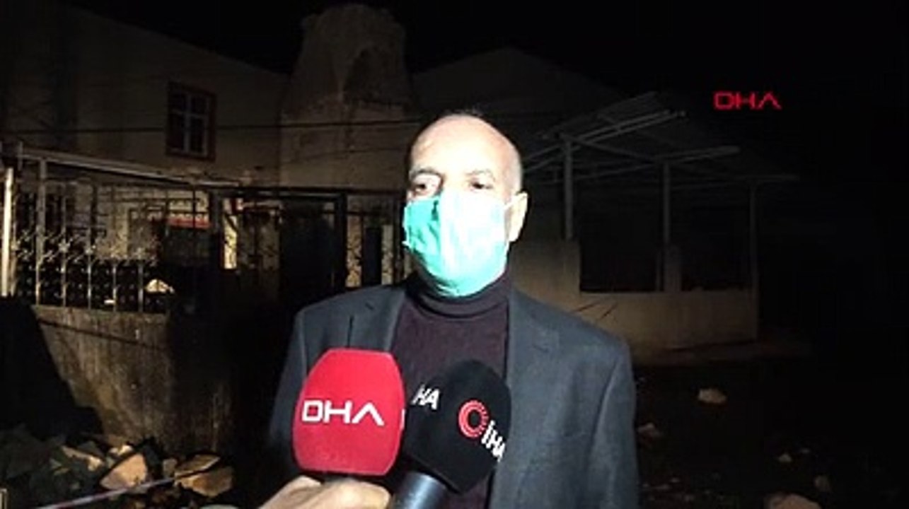 Fırtınada yıkılan caminin minaresi trafonun üzerine devrildi