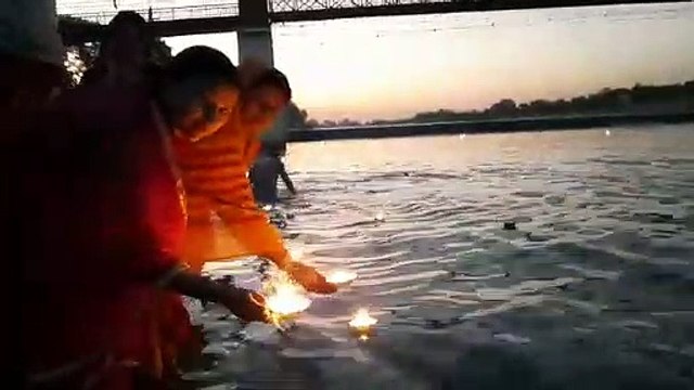 Makar Sankranti: कोरोना संक्रमण और ठंड पर आस्था भारी, खारुन नदी में श्रद्धालु लगा रहे पुण्य की डुबकी
