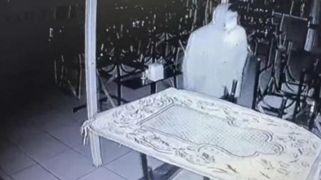 Çay ocağına giren şaşkın hırsız kamerada