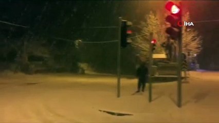 Tufanbeyli'de yılın ilk karı yağdı, çocuklar kar topu oynayarak karın keyfini çıkardı