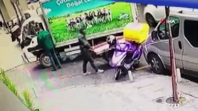 Kuryenin motosiklette bıraktığı cep telefonu kaşla göz arasında böyle çalındı