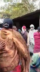 शाहजहांपुर: कचहरी में दबंग वकीलों ने महिला को चप्पल और जूतों से सरेआम पीटा