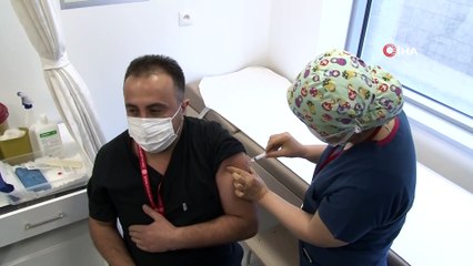 Ankara'da sağlık çalışanlarına ilk Covid-19 aşısı uygulandı