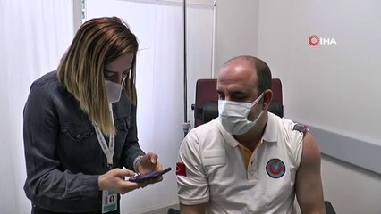 Aşılanma çalışmalarına başlandı, ilk aşıyı Sağlık İl Müdürü vuruldu