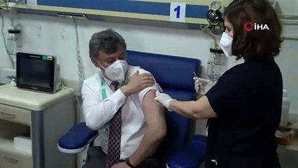 Bursa’da sağlık çalışanlarına aşılama çalışması başlatıldı, ilk aşı başhekime